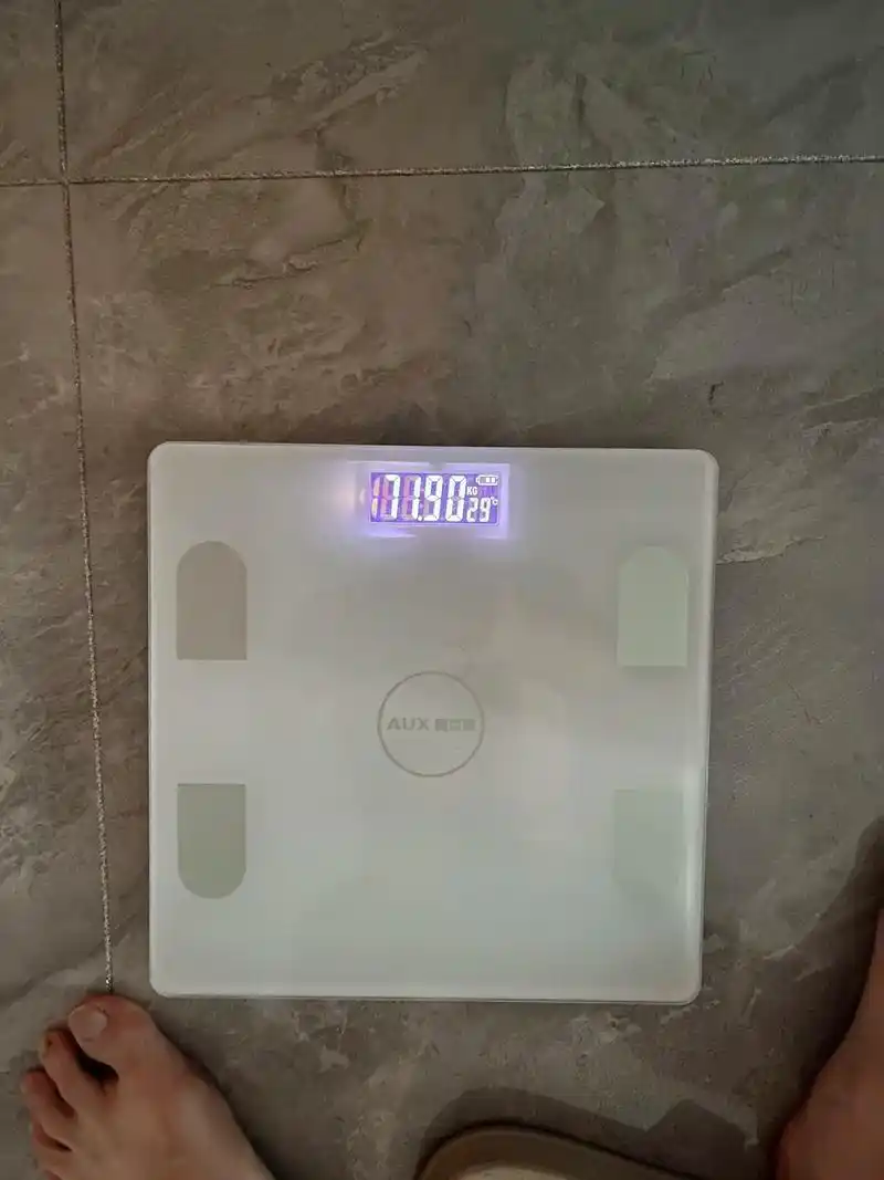 这一瞬间我真的绷不住了.#我的减肥日记 #体重打卡 上秤打卡 - 抖音