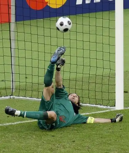 图文欧洲杯意大利11罗马尼亚布冯醉拳式扑救