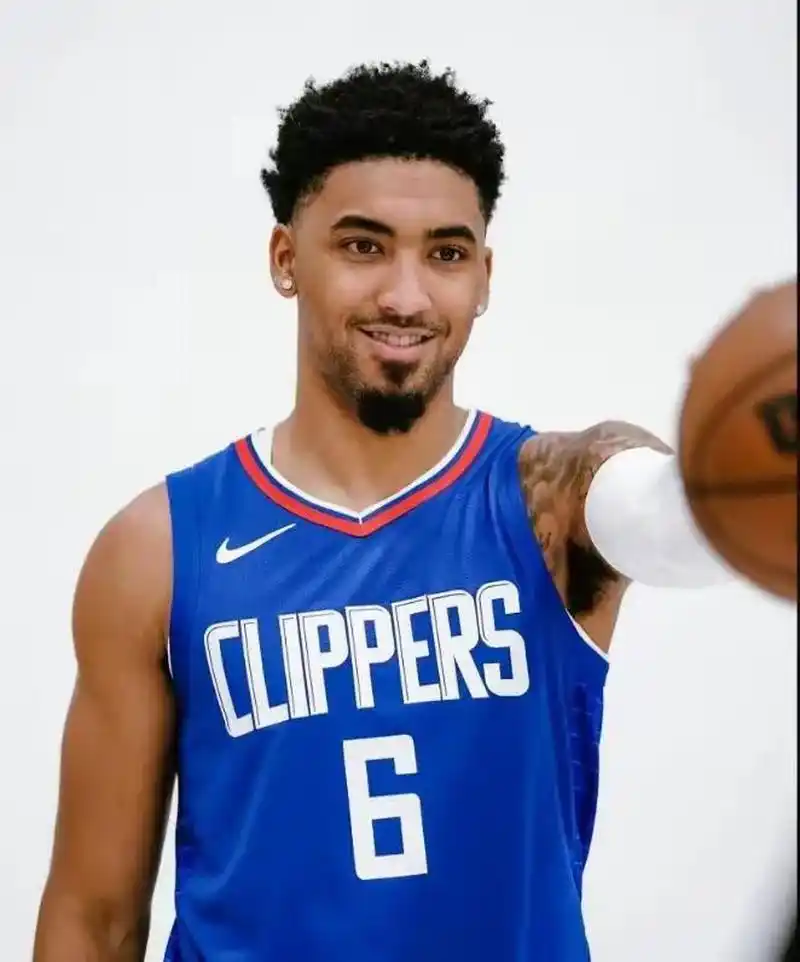 小肯扬-马丁身穿快船队6号球衣亮相,这可能会是新赛季最令火箭队后悔