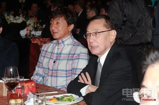 林峰否认与郑嘉颖争位 容祖儿秀香肩讨好杨受成