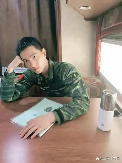 寸头也好看的男明星除了杨洋还有35岁的李易峰