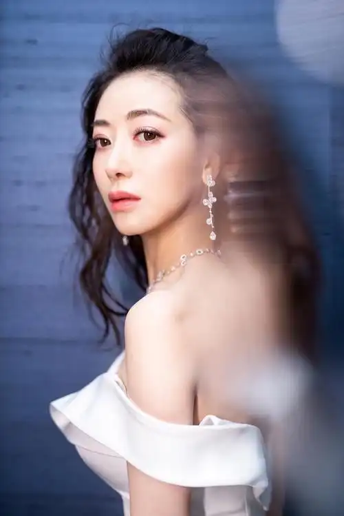 45岁陈紫函有多美穿白裙秀花瓶身材难怪能嫁小9岁戴向宇