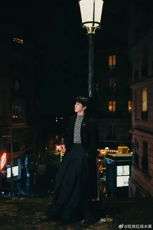 王俊凯巴黎时装周预告#王俊凯巴黎时装周街拍出图 黑色大衣真的河有