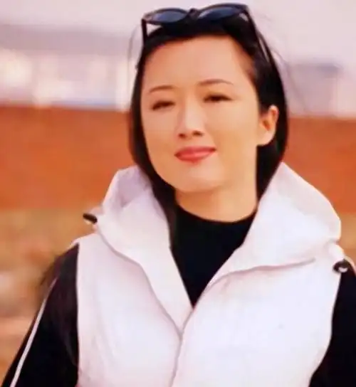 沈蓉现在安心当个家庭主妇,而侯勇则一门心思扑在事业上,追求更大的