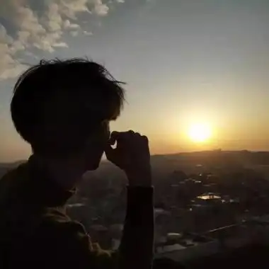 背影头像男生孤单高清 2021全新男生背影个性化头像帅气