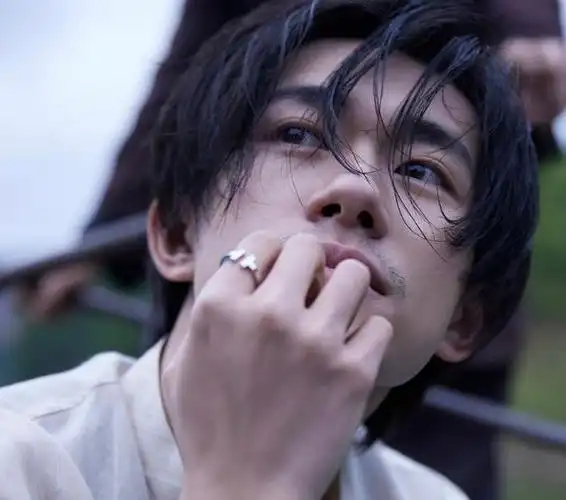 易烊千玺留起胡子太有男人味了,狂野慵懒却不俗气