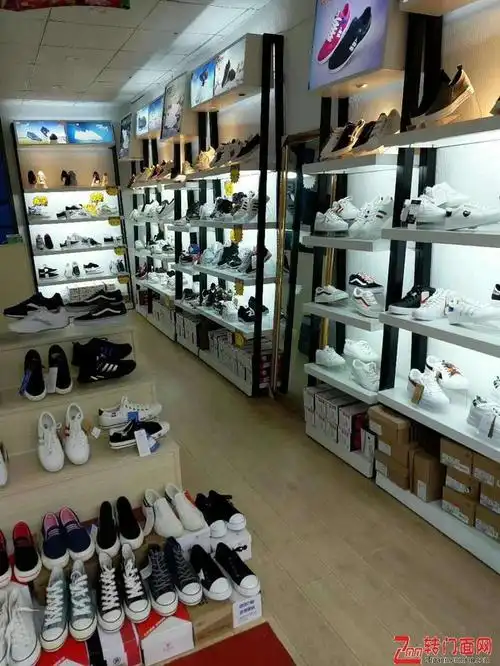 大学正门口45㎡品牌鞋店转让(可空转)