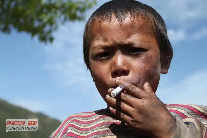 也许当你看到这组图片时你会被吓一跳,你会问这小男孩是在抽烟吗?