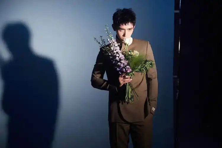 陈飞宇发布帅气光影写真 着西装手捧鲜花氛围感拉满