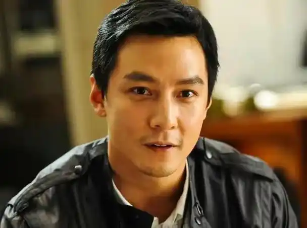 近日,一组吴彦祖的最新照片在网络上曝光,引起了广大网友的热议.