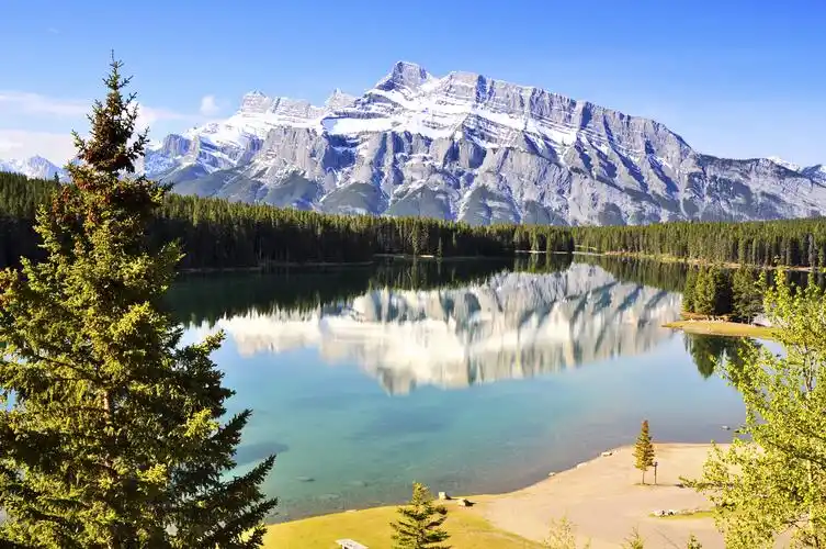 高山湖泊自然风光图片1440x2560分辨率查看