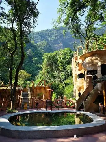 99元抢购原价240元九州驿站树上温泉双人套票,挑战温泉新泡法,让你的