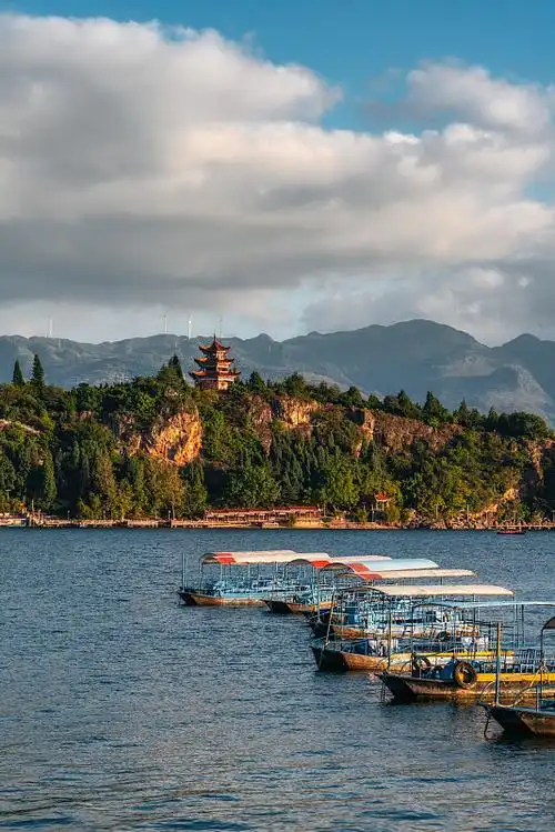 云南玉溪抚仙湖禄充立昌鱼洞景区,百余艘游船停泊在岸边,等待游客的到