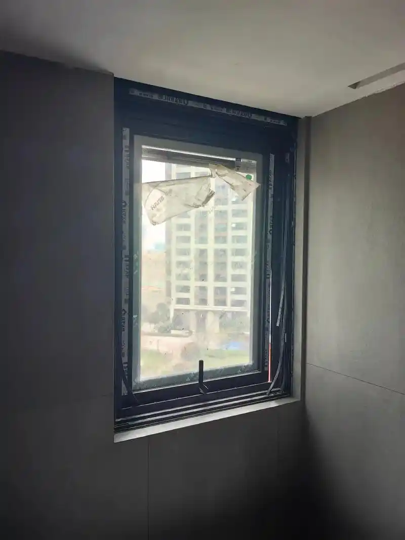 卫生间窗户装磨砂玻璃和内置百叶都out了.贵阳卫生间门窗新建 - 抖音
