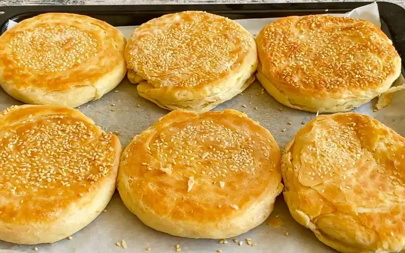 西油酥烧饼配方来了,掌握2个小技巧,在家做出香软酥脆大烧饼 【三丰