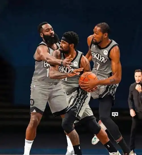 三巨头共进退,杜兰特,哈登拒绝透露接种情况,欧文姑姑出馊主意