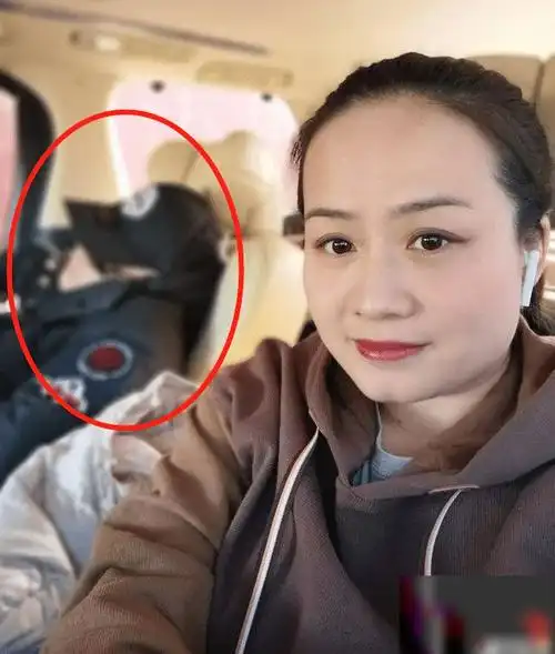 岳云鹏被妻子晒家中近照,两女儿长相引发热议,网友:基因真的好强