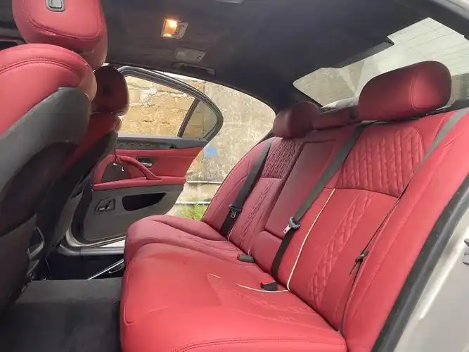 宝马5系老改新款火山红,原车米色门板塑料件全改黑,顶棚升级翻毛皮