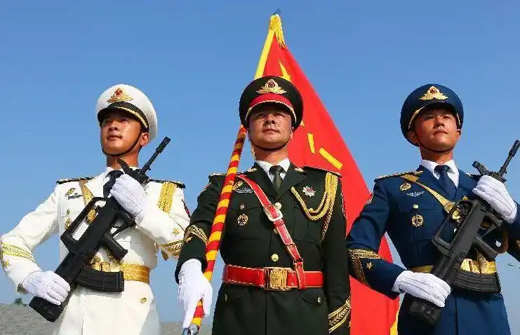 三军仪仗队旗手和护旗兵在阅兵训练基地进行严格训练