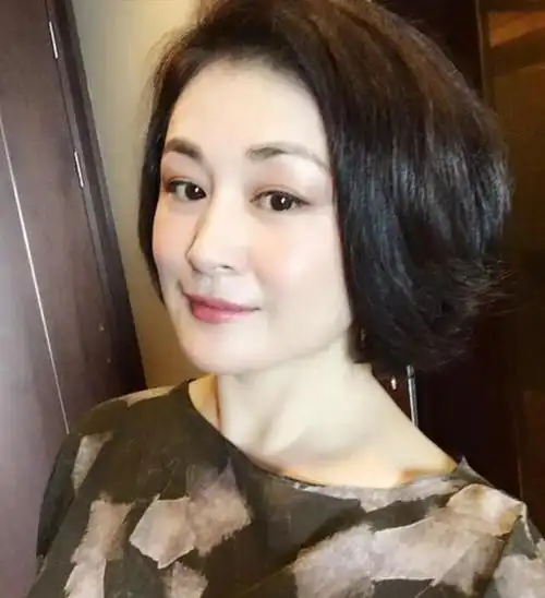 不只大脚超市再也没有"谢大脚"了,就连那个世间也少了一位一笑倾慕的