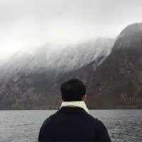 男生头像背影伤感霸气带字_男生孤独一个人黑白图片背影