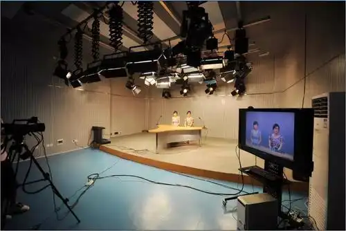 建有与现代传媒教育相适应的系列演播厅,演艺厅,观片室,录音棚,非线性