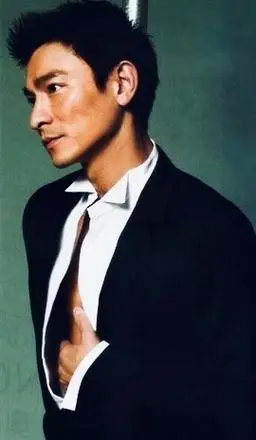 刘德华白西装好帅#刘德华白西装造型太好看了吧,一出场就是万丈姑芒