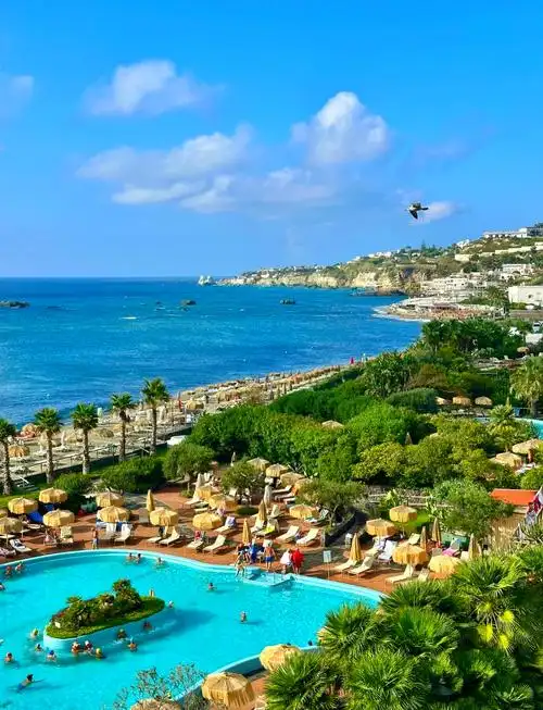 在南意旅行的闲暇时光,除了在酒店享受悠闲时光,ischia岛上的波塞冬