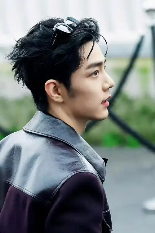 品牌代言人肖战佩戴gucci雕刻造型太阳