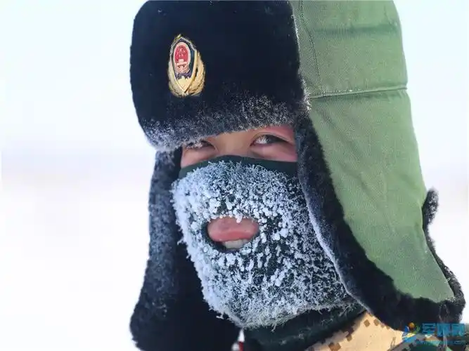 官兵的防寒面罩附上了一层厚厚的冰霜.