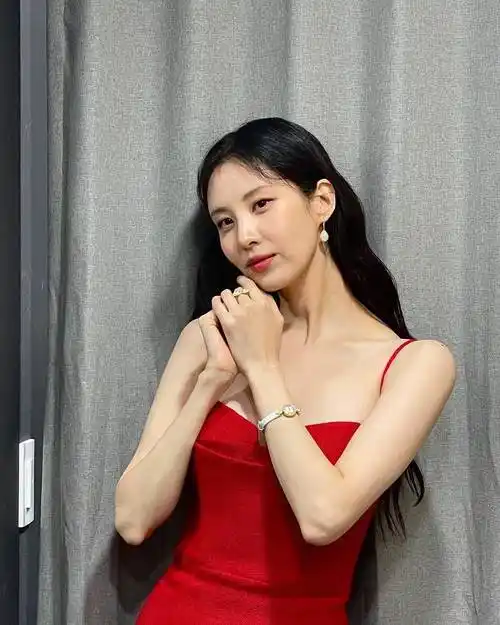 少女时代徐贤,诱人身材成熟魅力,低胸连衣裙,变身性感代名词_活动