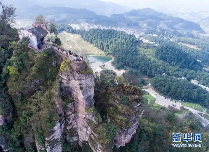 在重庆綦江古剑山旅游景区,悬崖峭壁上坐落着一座千年古刹——净