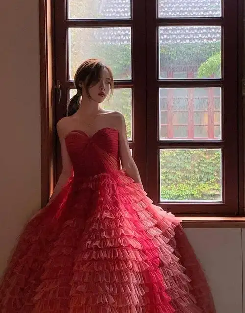 美图分享,喜庆的红色长裙小姐姐!