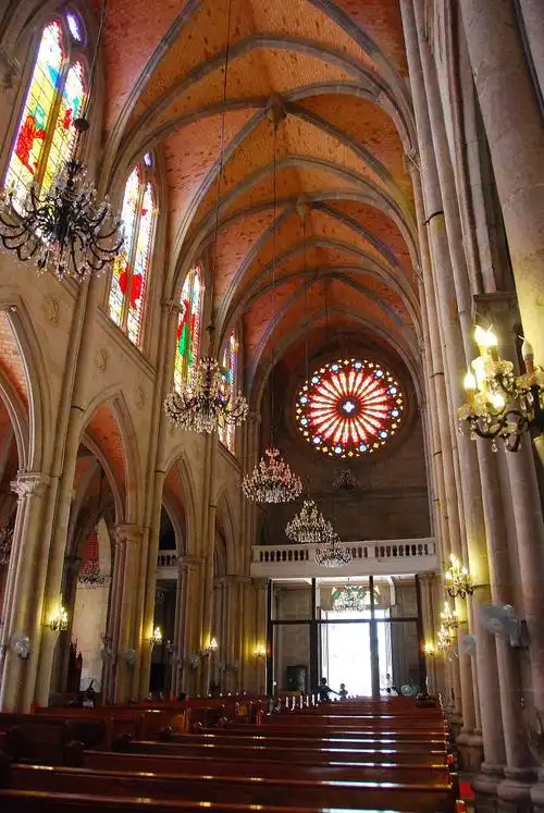 圣心大教堂建成140多年来,总共大修了两次,一次是1920年代,将石室屋顶