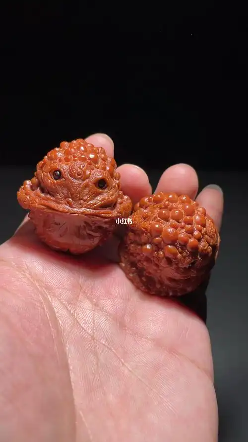 文玩核桃磨盘雕刻招财金蟾