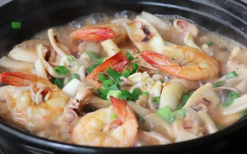杂菇海鲜煲的做法,杂菇吸满了海鲜的鲜味,太好吃了