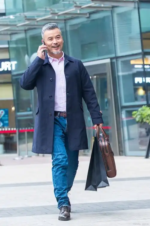 中年男子应该选择版型简约的短袖衬衫或t恤,尽量避免穿过于紧身的衬衫