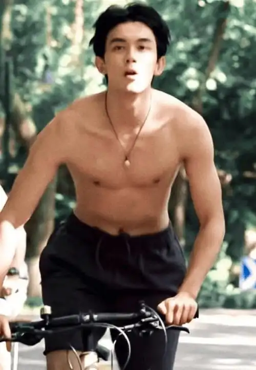 吴磊半裸骑行大秀身材!《草木人间》幕后花絮曝光,网友热议不断