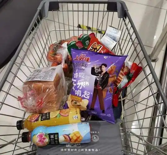 逛超市是一件非常愉悦的事情,在宽敞超市中,冷气开得很足,推着购物车