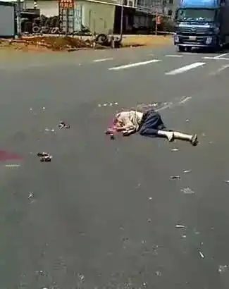 车祸猛于虎,生命脆如纸.请遵守交通规则,切勿让悲剧再次发生!