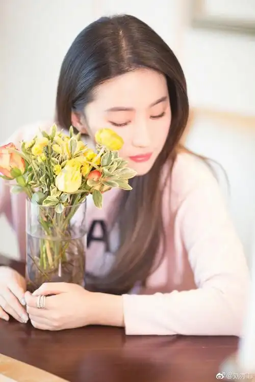 刘亦菲捧花照