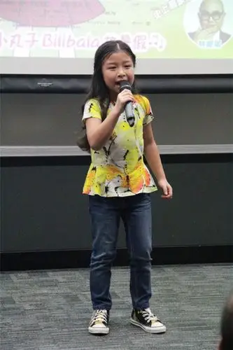 谭芷昀首次大学献唱与父亲一起爱心送基层