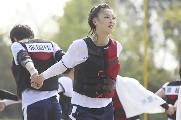 惠若琪婚后综艺首秀今晚播出奔跑吧划龙舟秀大长腿