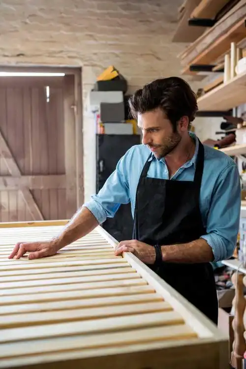 木工带着耳机工作