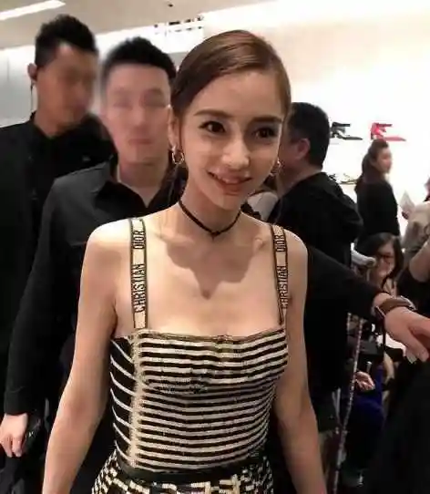 路人镜头下的女明星有多瘦:baby瘦出排骨胸,她瘦得像一块平板!