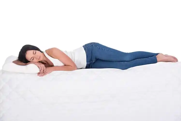 侧躺在床垫上熟睡的年轻的女人人物家居美女图片