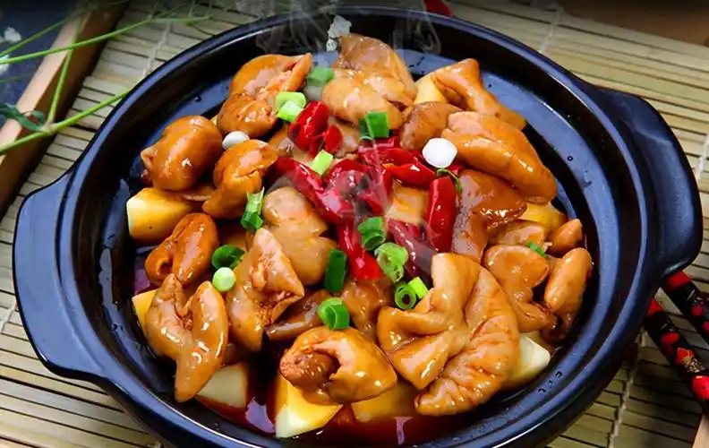 干锅肥肠教你在家做,真的太美味了,不腥不臭,一大锅不够吃够