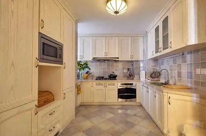 现代简约厨房玻化砖地面装修效果图 素净黑灰色亮光玻化砖地面设计图