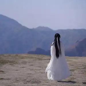 白色古风长裙飘逸