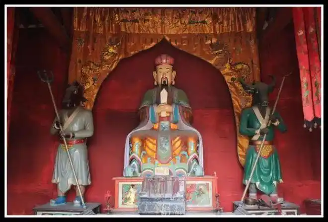 那就是东岳大帝或酆都大帝→五方鬼帝→十殿阎罗→十大阴帅→四大判官